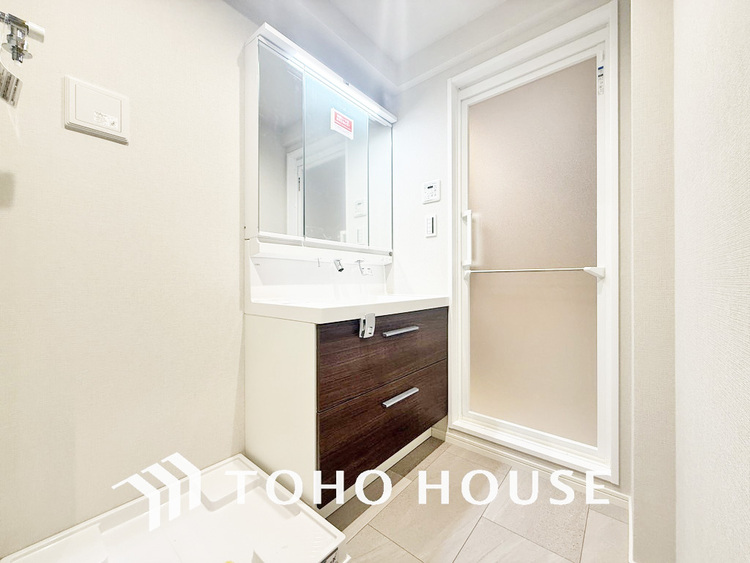 洗面 新規設置の洗面化粧台。収納豊富で使い勝手の良い3面鏡です