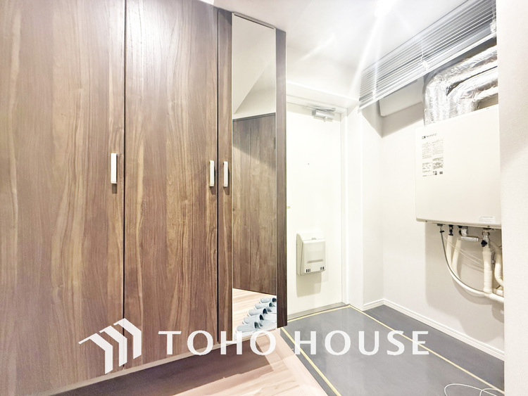 玄関 飾り過ぎないシンプルな内装の玄関