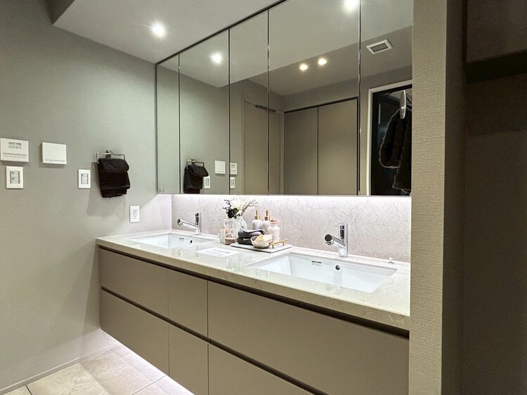 その他 清潔感を感じられる洗面化粧台。