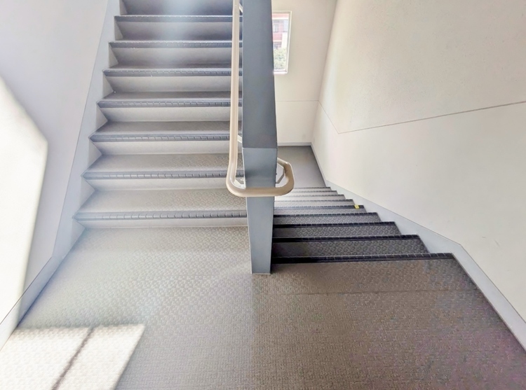 その他 共用部の階段です。明るく清潔に管理されています。