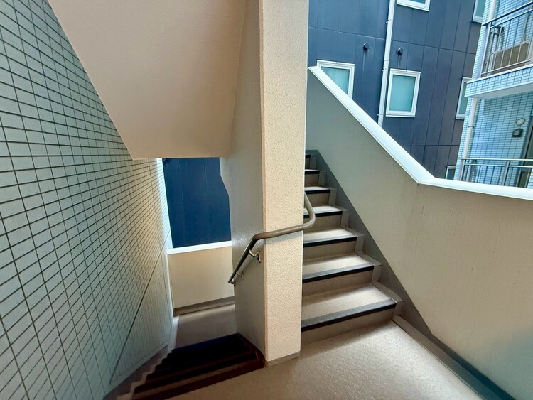 その他 共用部の階段です。明るく清潔に管理されています。