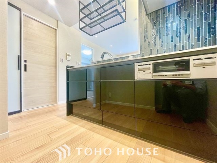 キッチン 【KITCHEN】◆ワクワク◆開放的で機能性も高いシステムキッチン。お子様は毎日のご飯にワクワク！