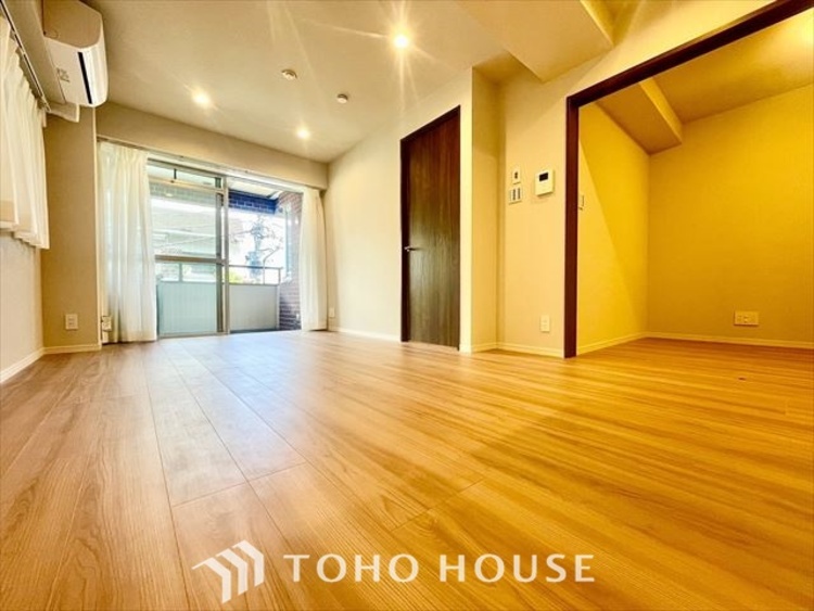 内装 【LIVING】◆陽光◆が差し込む。この開放的なLDKに家族の笑顔が集う。家族が一緒に過ごす空間は明るく、そして居心地よく。