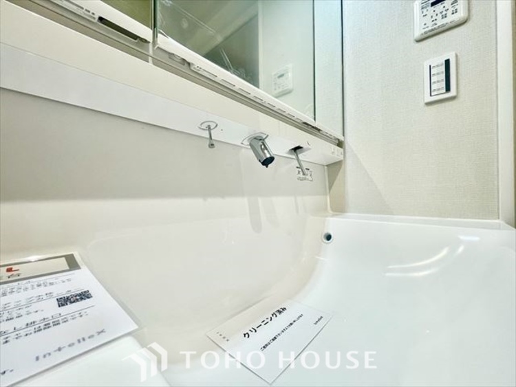 洗面 【WASHROOM】◆快適◆煌びやかな暮らしの中にも忘れたくない快適さ。大きな収納が助けてくれます。