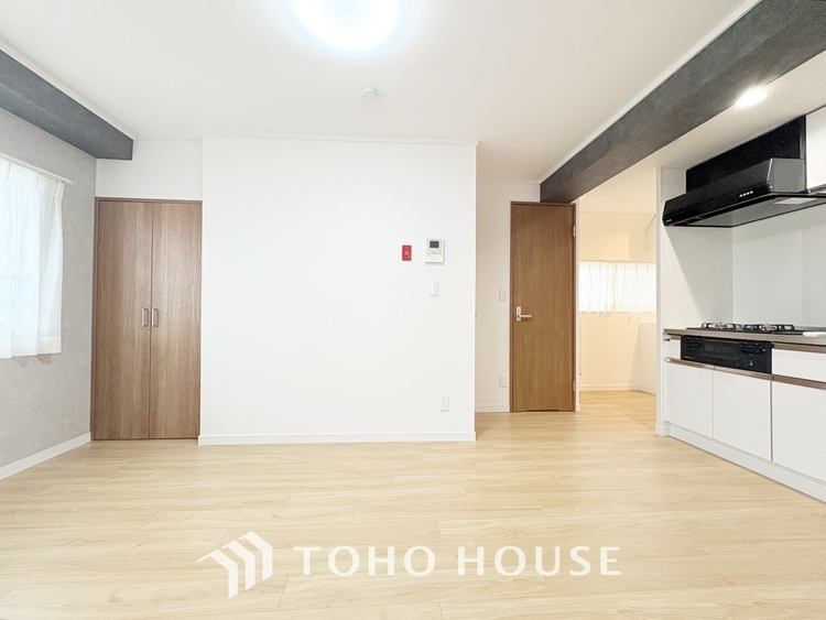 キッチン ここにはみんなが集い、食事と楽しい会話が始まる。話に夢中になりすぎて、ついつい時を忘れ夜半過ぎになってしまう。そんな束の間の幸せを感じさせてくれる場所でありたい。