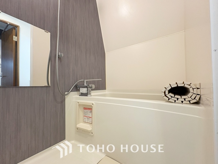 風呂 【Bathroom】『一日の疲れを落としてくれる場所は、一番落ち着く場所でなければならない』高級感溢れるカラーと大きさ・柔らかな曲線で構成された半身浴も楽しめるバスタブが心地よさをもたらします。