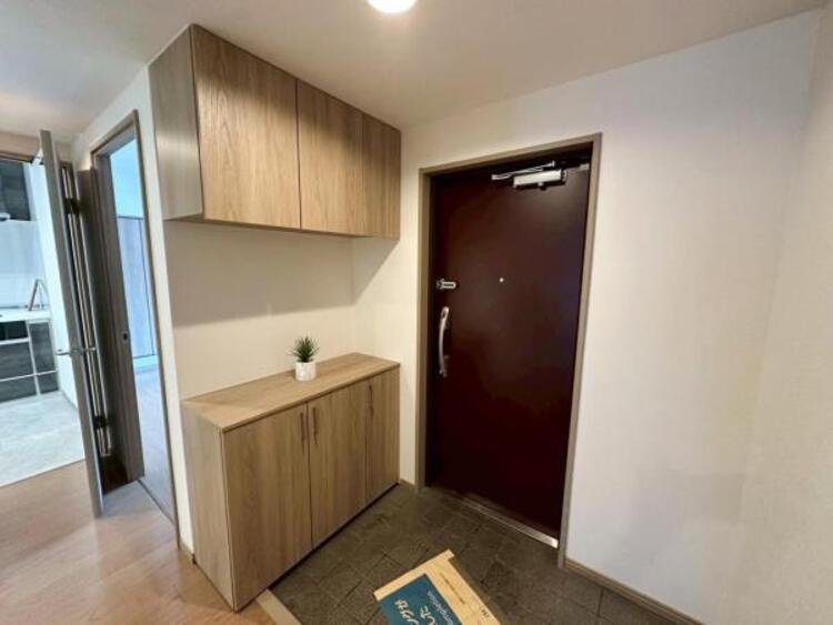 その他 並んで靴の脱ぎ履きが可能な広さのある玄関です