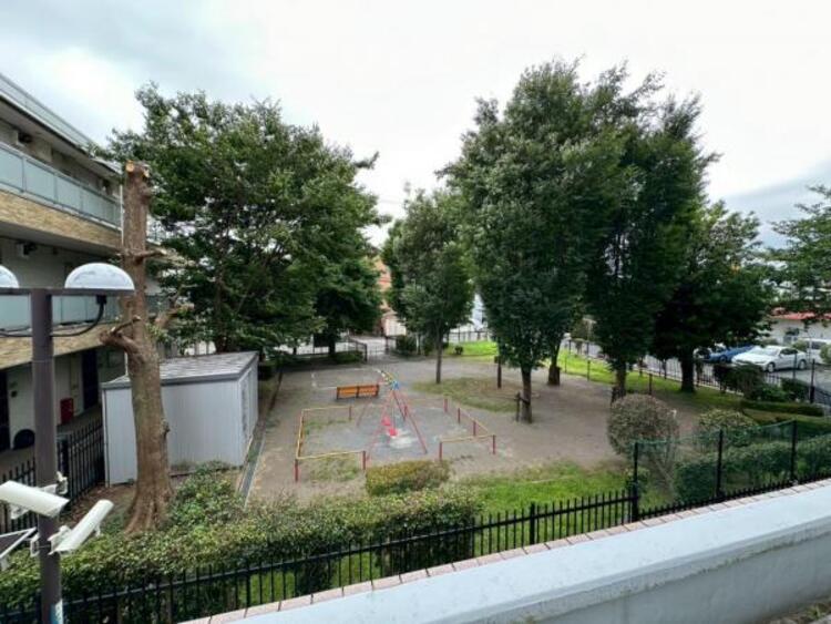 その他 前面は高い建物がなく開放的な眺望！公園で遊ぶお子様にも目が届き安心です。