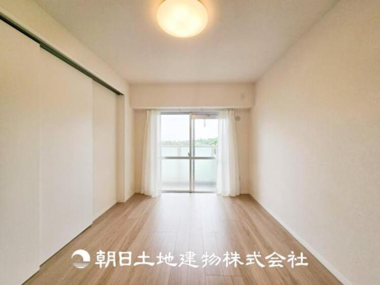 内装 【居室】爽やかな空間演出とセンス良く纏められた室内は良質な寛ぎ空間。そこで暮らす大切な人達のことを考え造りこんだ空間は日々の生活に安らぎを与えてくれます。