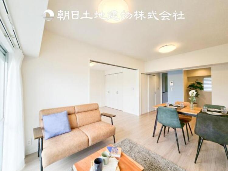 居間 【リビング】リビングにはみんなが集い、食事や楽しい会話が始まる。話に夢中になりすぎて、ついつい時を忘れてしまう。そんな束の間の幸せを感じさせてくれる場所。お子様の勉強スペースとしても活用できます。