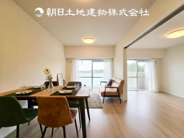 居間 【リビング】開放的で明るい空間が広がるLDK。リビングには暖かな太陽が降り注ぎ、爽やかな住空間です。お友達を呼んでお茶をしたり、一緒に料理を楽しみながら楽しい時間を。