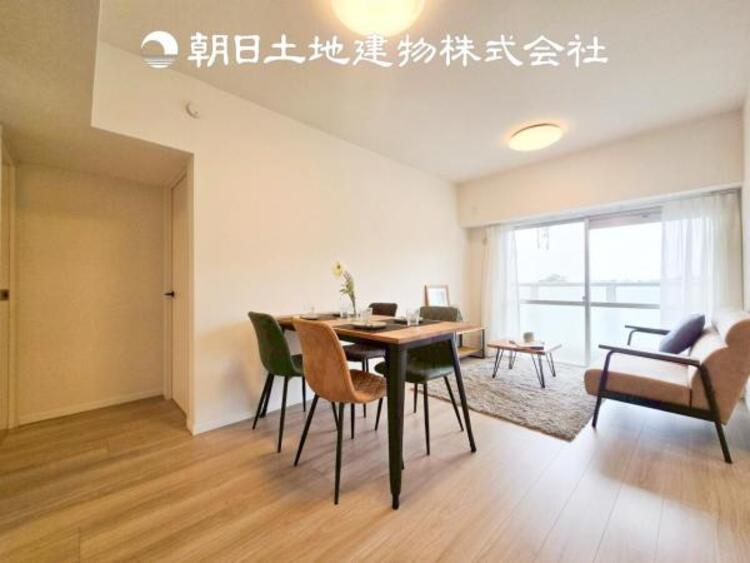 居間 【ダイニング】温かい色合いのフローリングと清々しい爽やかなクロスが明るい空間を創り出しているダイニングキッチン。ゆっくりと過ごす空間に相応しく、ここで楽しむ時間が家族や友人との絆をより深めてくれそうです。