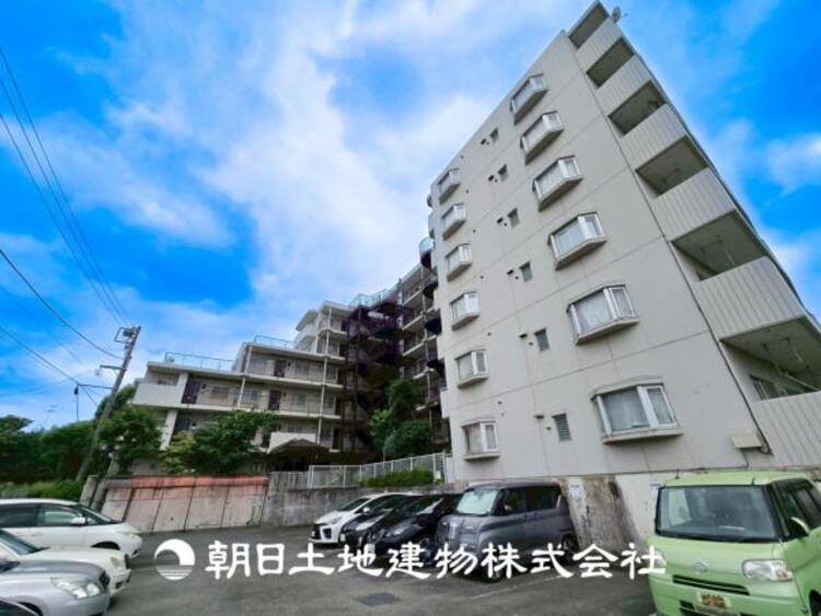 外観 【外観写真】表現された空間はたくさんの光を浴び、風を感じ、暮らしの時間を豊かにしてくれます。デザインされた空間と競い合うかのような充実した建物と共に大切な家族の思い出を刻んでいきます。