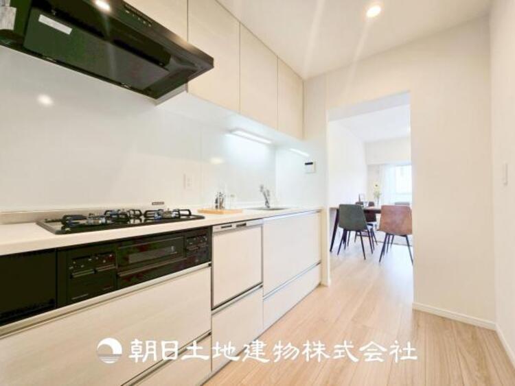 キッチン 【キッチン】仲良しなご夫婦、お子様、みんなでお料理ができる程の贅沢なスペースを実現したキッチンとなっております。みんなで作った料理を召し上がりながらの会話は盛り上がること間違いなしです。