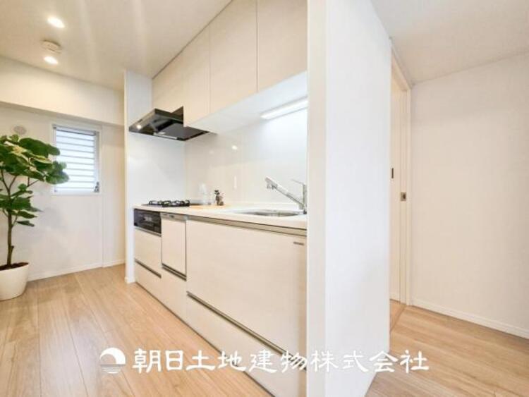 キッチン 【キッチン】シンプルでスタイリッシュなカウンターキッチンです。リビングが見渡せるので、小さなお子様を安心して遊ばせながら家事ができます。リビング学習をするお子様にも声がかけやすい自然な距離感です。