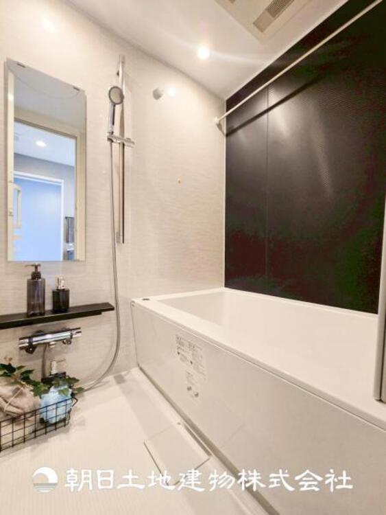 風呂 【浴室】上品な色合いが魅力のバスルームは、ほっと落ち着く空間を作り出しています。広々とした浴槽で体を癒やしながら、疲れを取り除けるような仕様です。お子様と一緒に楽しく入るのもいいですね。