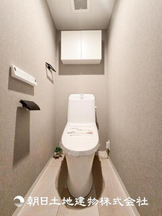 トイレ 【トイレ】家族みんなが毎日使う場所だから。お掃除がしやすい方はいい。いつまでも清潔な空間を保てるように、汚れをふき取り易いフロアと壁紙をチョイス致しました。洗浄便座になっておりますので、とても清潔にご使用いただけます。