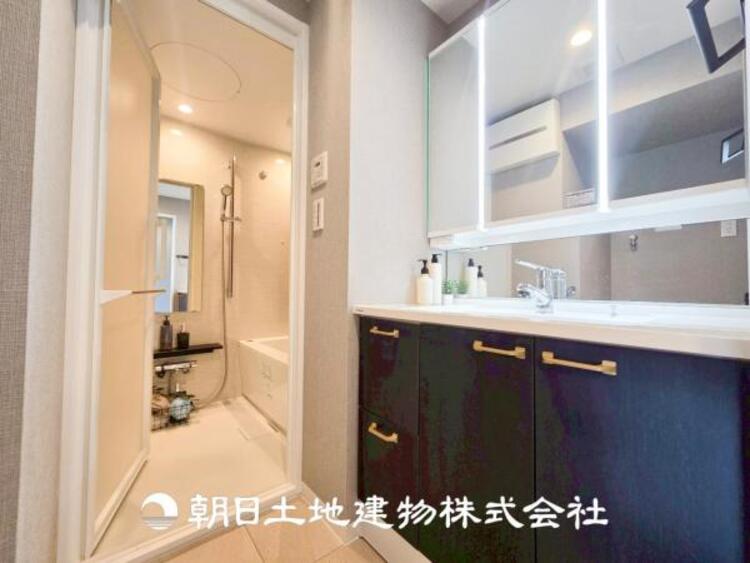 洗面 【洗面化粧台】慌ただしい1日が始まり、充実した1日の終わりを締めくくる洗面所。快適に過ごせることはもちろん、収納や機能性を兼ね備えた洗面化粧台です。快適に過ごせることはもちろん、収納や機能性を兼ね備えた洗面化粧台です。