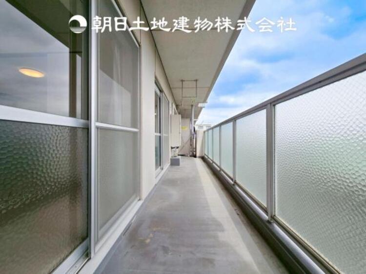 バルコニー 【バルコニー】温かい太陽を感じる事ができるのは、目の前に遮るものが無いから。彼方に広がる風景が絵画のように広がります。