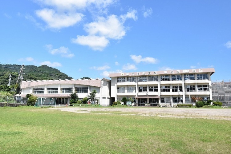 周辺 中名小学校 徒歩 約7分（約550m）