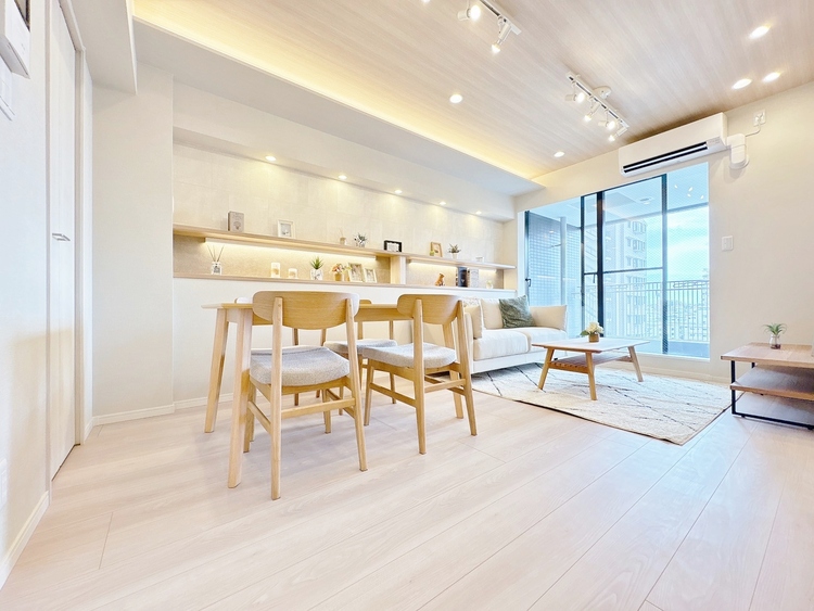 居間 居心地の良い空気感は、暮らしのステージを彩り、心からのやすらぎと満足感を与えてくれます。