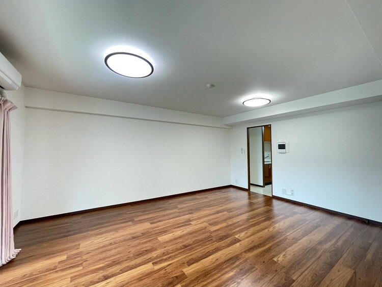 居間 居心地の良い空気感は、暮らしのステージを彩り、心からのやすらぎと満足感を与えてくれます。