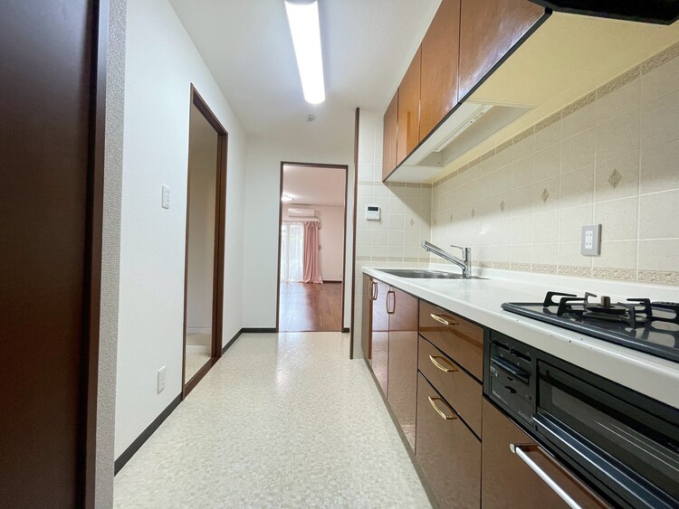 キッチン スマートな意匠と充実の機能を備えたキッチンが、暮らしにおいしい彩りを添えます。