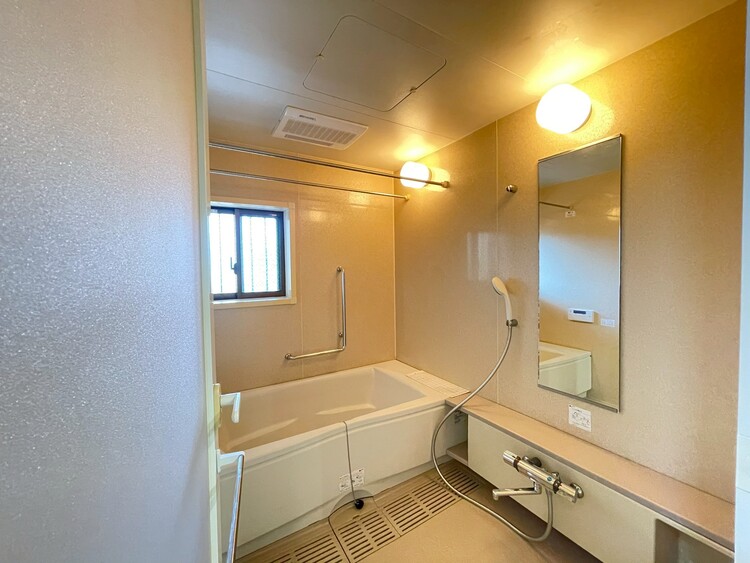 風呂 一日の疲れを癒すバスルームは、心地よいリラックスを叶える清潔感溢れる空間です。