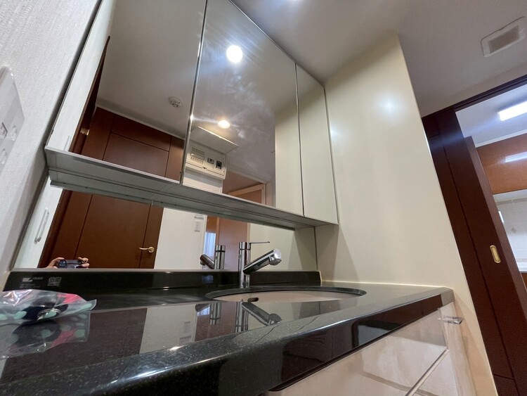 洗面 何かと物が増える場所だからこそ、スッキリと見映えの良い空間に。