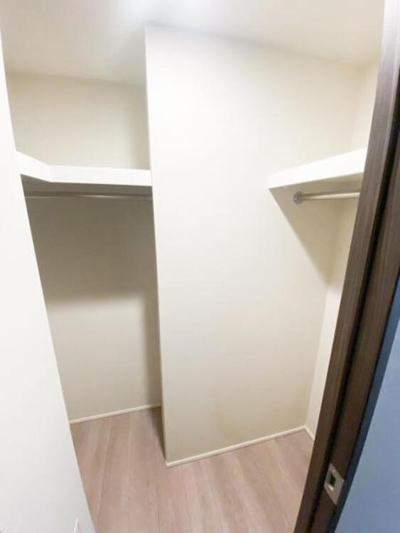 収納 たくさんの洋服をかけることができる収納力と取り出しやすさが魅力のウォークインクローゼット。