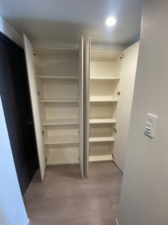 収納 清潔感のある空間を保てるよう、収納スペースを広く設けており、たくさんある靴も収納できますし、玄関をスッキリ綺麗な空間に纏めます。