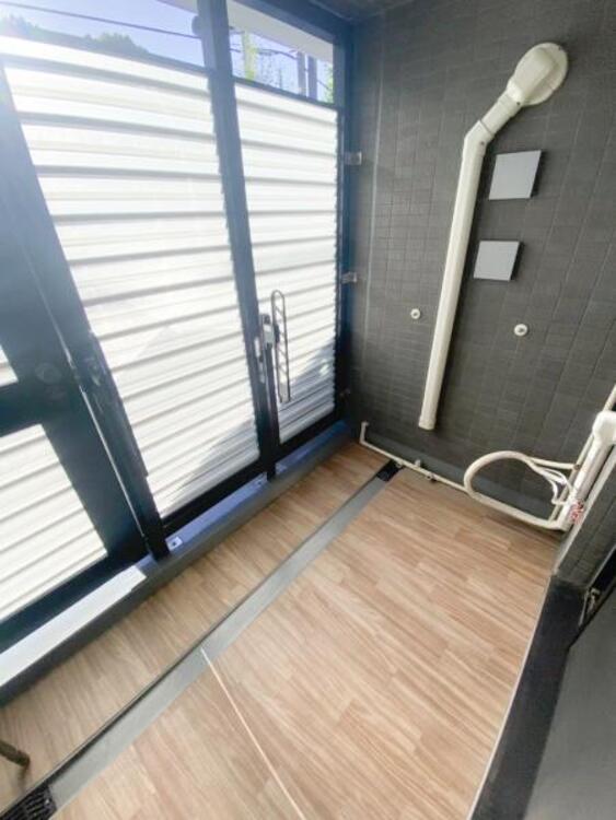 バルコニー 太陽の光と共存するライトカラーのバルコニー。雨の日もまとめて干せる程の余裕があります