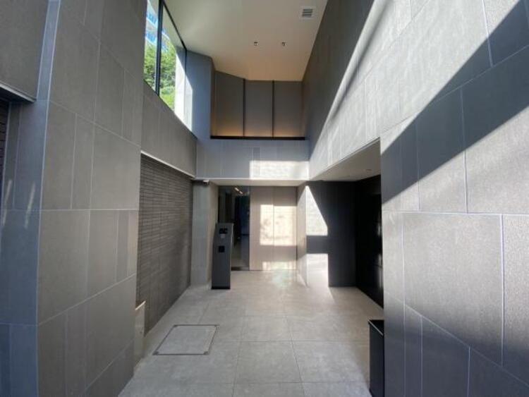 エントランス 外と内をつなぐエントランスは、まさに顔となる場所。シンプルながらも格調高い雰囲気を漂わせて上質な空間を作り出します。満ち足りたプライベートシーンへと誘う気品がありますね。