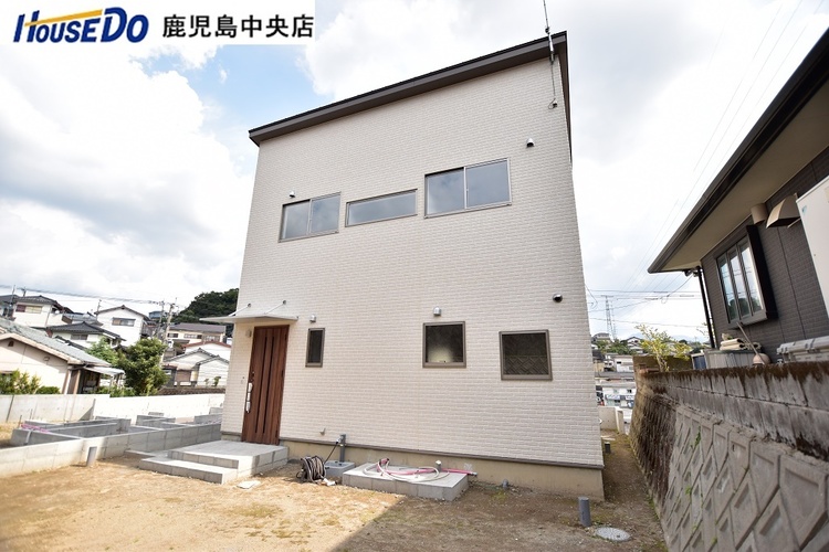 外観 東向き道路【敷地面積151.11m2(45.71坪)】駐車2台分！即日室内のご見学が可能です♪