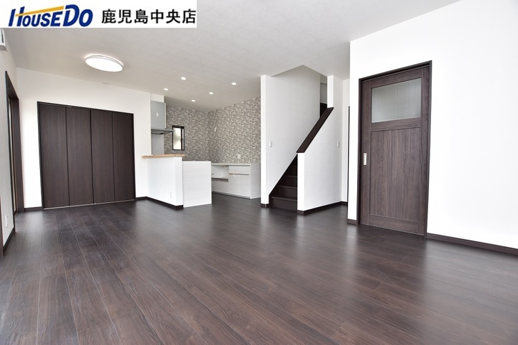 居間 【リビング】東向きの明るいリビングです！・リビング階段・ダウンライト、シーリングライト付き