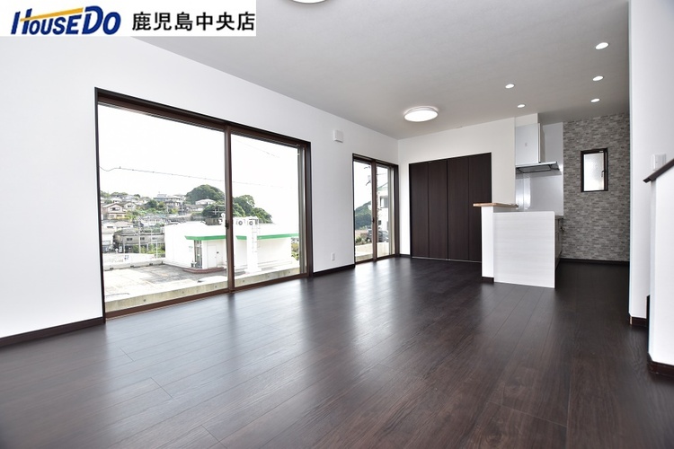 居間 【リビング】東向きの明るいリビングです！・リビング階段・ダウンライト、シーリングライト付き