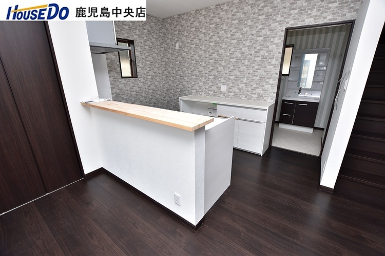 キッチン 【キッチン】カウンター付きのキッチンです！対面式のキッチンで家事をしながら家族と会話が弾みます♪