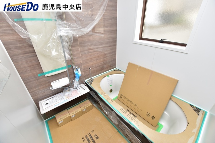 風呂 【浴室】浴室暖房乾燥機付きの浴室です！窓付きで自然換気もできます♪