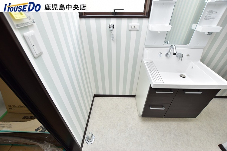 その他 【洗濯機置場】アレンジ可能な広さを確保しつつ、嫌な湿気を外に出す小窓付きの洗濯機置き場です♪