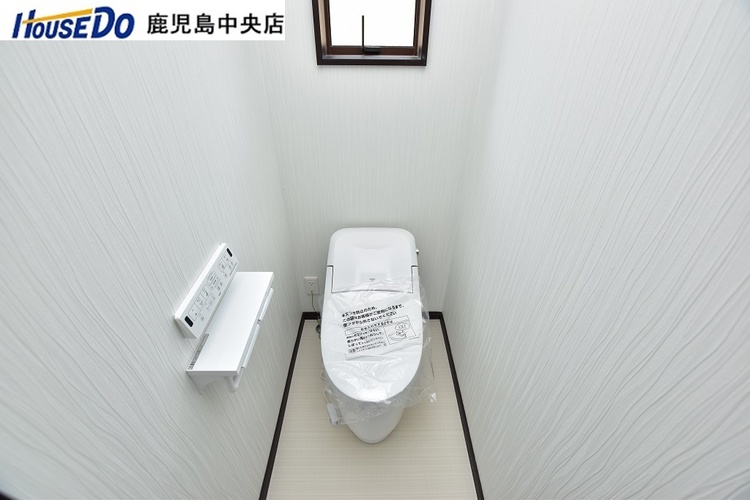 その他 【1階トイレ】温水洗浄便座機能付きのトイレです！タンクレスタイプで見た目にすっきりとした印象です♪
