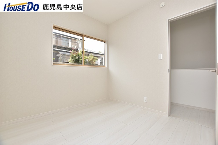 内装 【洋室】4.5帖の洋室です！全居室に収納、照明付きです♪