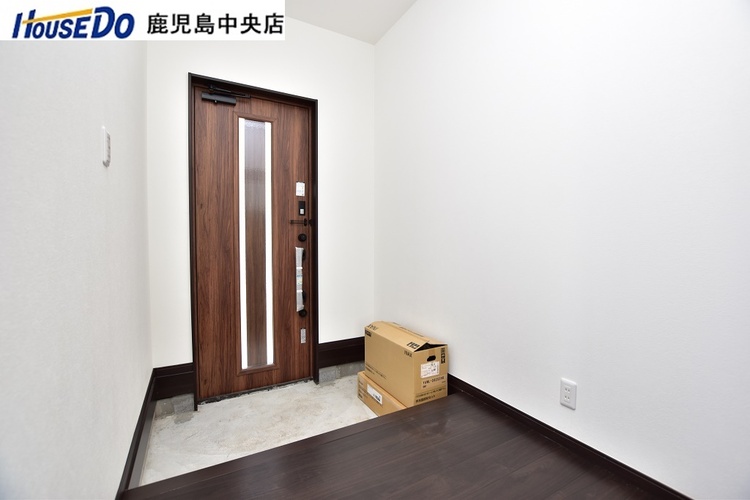 玄関 【玄関】タッチキーに対応した玄関扉で、ダブルロックキー、ディンプルキーも備える防犯面も安心の扉です♪