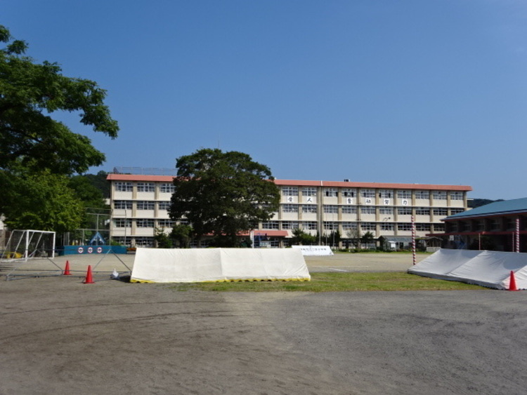 周辺 大龍小学校【鹿児島市立大龍小学校】は、大竜町に位置する1884年創立の小学校です。令和3年度の生徒数は343人で、15クラスあります。校訓は「敬天愛人　奮励努力」です。 徒歩 約30分（約2400m）