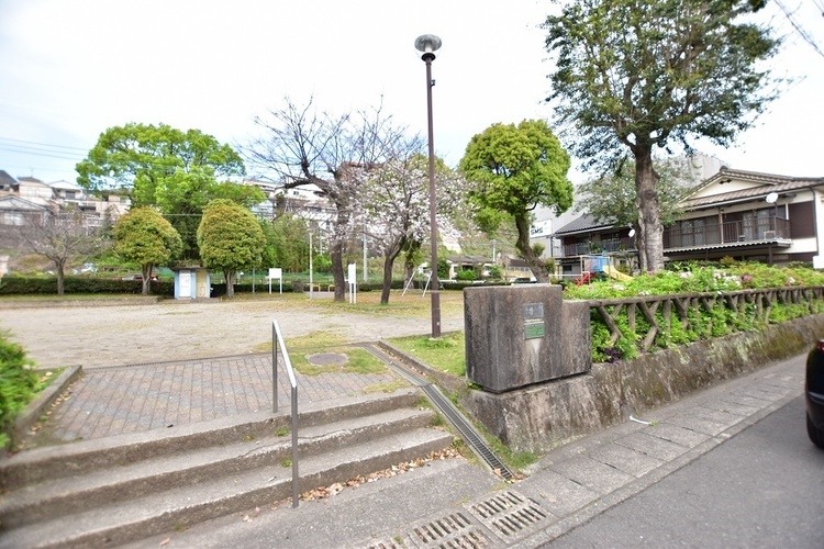 周辺 牛掛公園【牛掛公園】鹿児島市南郡元町にある公園です。トイレ、遊具、広場あり。 徒歩 約2分（約140m）