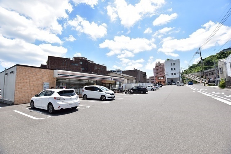 周辺 セブンイレブン南鹿児島駅前店【セブンイレブン南鹿児島駅前店】鹿児島市南郡元町にあるコンビニです。設備・サービス　ATM、マルチコピー機、たばこ、お酒、セブンカフェなど 徒歩 約7分（約560m）