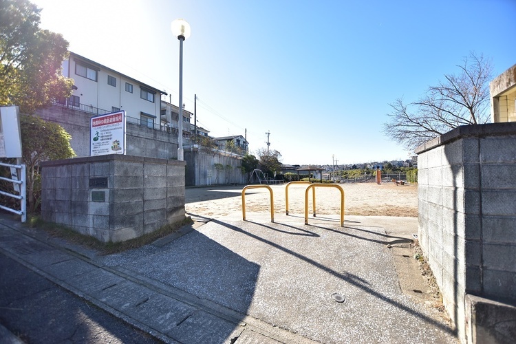周辺 西陵第11公園【西陵第11公園】鹿児島市西陵3丁目にある公園です。トイレ、遊具、広場あり 徒歩 約5分（約380m）