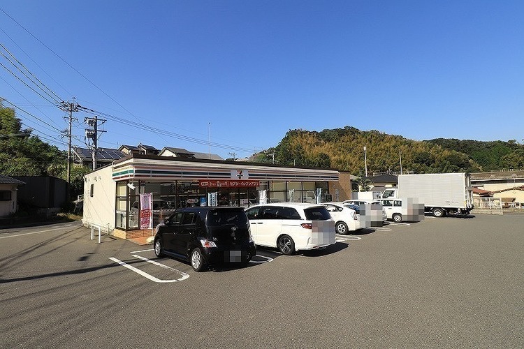 周辺 セブンイレブン　鹿児島西郷団地入口店【セブンイレブン鹿児島西郷団地入口店】コンビニエンス ストアのチェーン。軽食や飲み物をはじめ、売店で扱うさまざまな商品を用意。 徒歩 約7分（約550m）