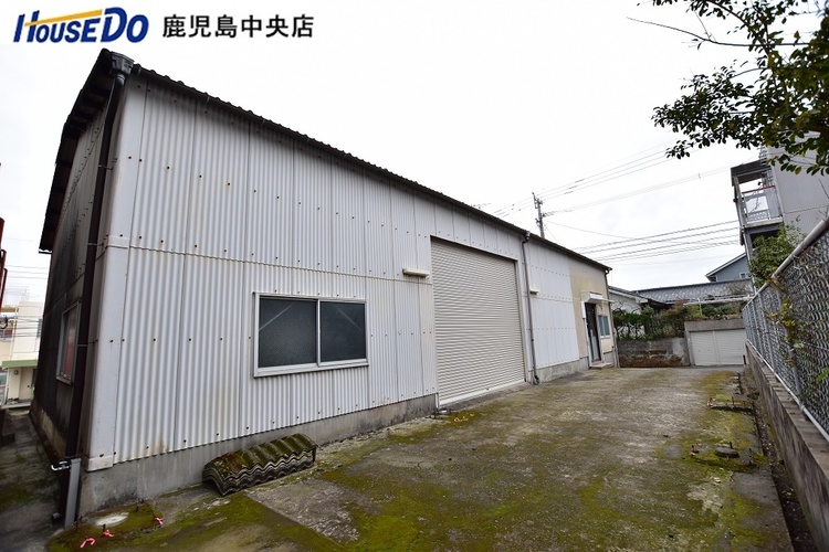 外観 北西向き【敷地面積298.40m2(90.26坪)】駐車スペース広々です！事務所や倉庫として最適です♪