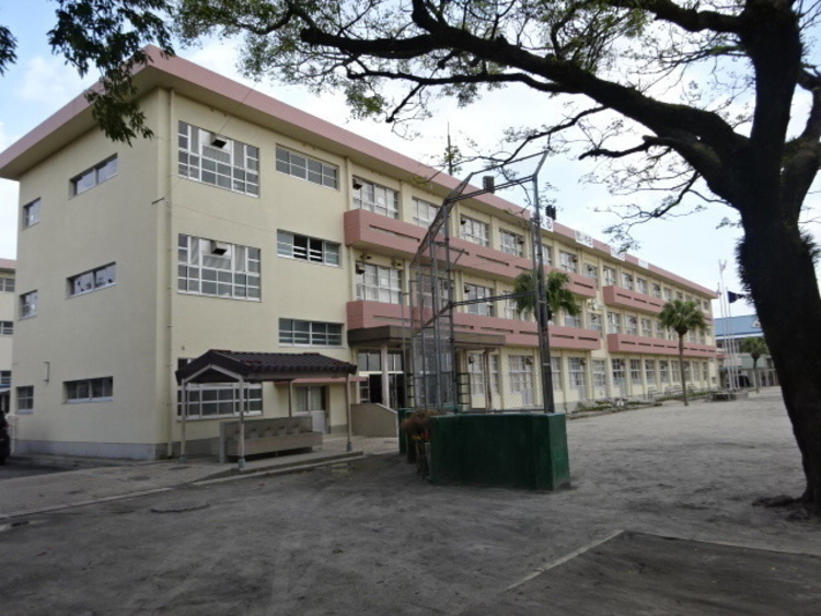 周辺 紫原小学校【鹿児島市立紫原小学校】は、紫原2丁目に位置する1965年創立の小学校です。令和3年度の生徒数は650人で、28クラスあります。校訓は「進んで考える　他を思… 徒歩 約16分（約1220m）