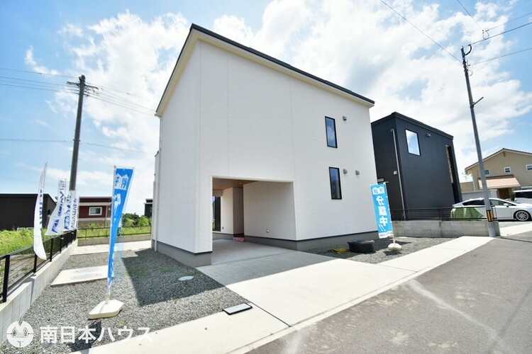 外観 北向き道路【敷地面積204.39m2(61.82坪)】駐車4台分！即日室内のご見学が可能です♪